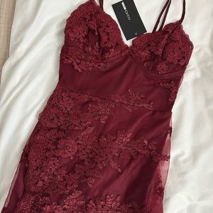 🤎 NWT Fashion Nova Red Lace Dress with Slit 🤎